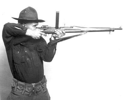 Karabin M1903 wyposażony w zestaw Pedersen Device umożliwiający konwersję karabinu M1903 na broń samopowtarzalną zasilaną nabojem pistoletowym kalibru 7,62mm