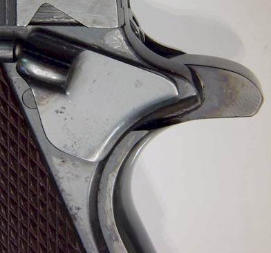 Colt M1911A1 ze skrzydełkiem bezpiecznika w pozycji odbezpieczonej