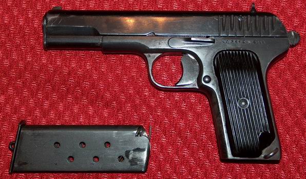 Wyprodukowany w Polsce pistolet TT z okładkami stosowanymi po 1950r. Zdjęcie pochodzi ze strony kurkowego bractwa strzeleckiego w Swarzedzu