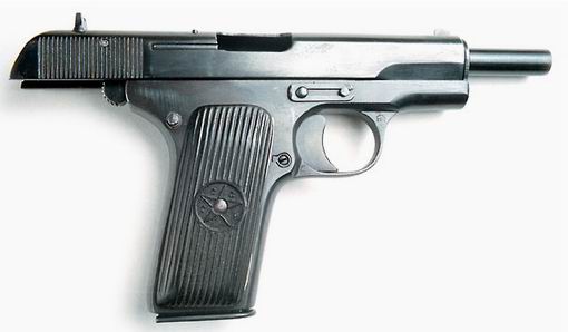 Pistolet TT z zamkiem w tylnym położeniu